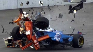 Der Moment des Unfalls: Der Kanadier Alex Tagliani (blaues Auto) trifft mit 320 Kilometern pro Stunde das außer Kontrolle geratene Auto von Alex Zanardi.