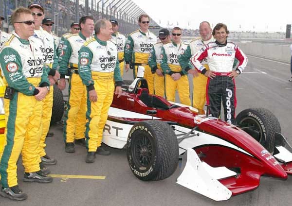Doch nur zwei Jahre später kehrt Zanardi (rechts) in einem modifizierten Auto an den Unfallort zurück und beendet "sein Rennen". Er fährt die letzten 13 Runden, die ihm 2001 noch bis zum Ziel fehlten, zu Ende.