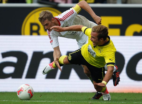 Mario Götze darf gegen Leverkusen endlich wieder einmal von Beginn an auflaufen - für ihn sitzt Marco Reus auf der Bank. Doch das tut dem Offensivspiel des BVB keinen Abbruch. Der Deutsche Meister spielt die Werkself förmlich an die Wand und führt bereits zur Halbzeit mit 2:0.