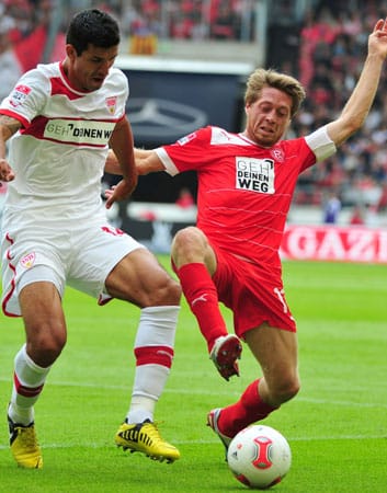 Grund zur Freude gibt es allein für Andreas Lambertz. Das Düsseldorfer Urgestein feiert sein Bundesliga-Debüt - er hat den Druchmarsch der Fortuna aus der vierten in die erste Liga komplett mitgemacht. Ein Tor erlebt er allerdings nicht: Am Ende steht es 0:0.