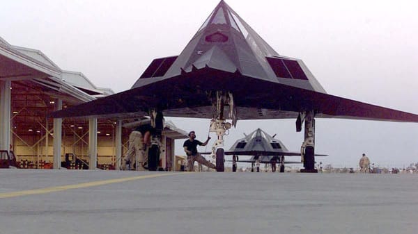 Die Mutter aller Stealth-Bomber: Die F-117 "Nighthawk" flog bereits sieben Jahre, als die Welt von ihr erfuhr. Den Amerikanern war es bis 1988 gelungen, ihre Tarnkappendesigns, die schon ab Ende der siebziger Jahre konkret entwickelt und erprobt wurden, geheim zu halten. 1991 eröffneten Angriffe von F-117 den zweiten Golfkrieg - und läuteten die Ära der amerikanischen Stealth-Überlegenheit ein.