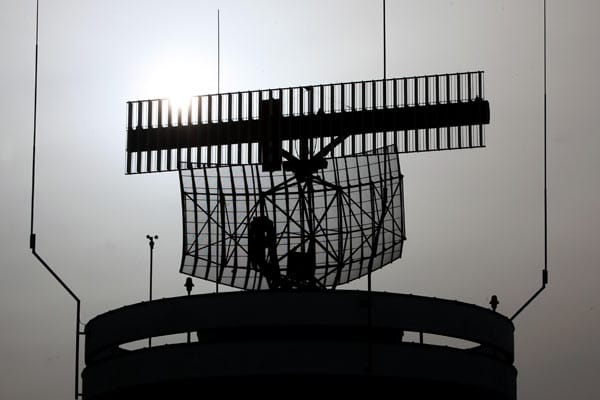Radar am Flughafen Hamburg: Konventionelle Systeme schicken einen Suchstrahl in den Himmel und orten Objekte anhand ihrer Echos. Sender und Empfänger sitzen an derselben Stelle - weshalb man auch vom monostatischen Radar spricht. Passivradar arbeitet dagegen multistatisch: Es gibt mehrere Sender, der Empfänger ist von ihnen unabhängig.