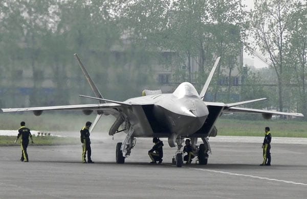J-20: Überraschend stellten die Chinesen im Januar 2011 einen eigenen Stealth-Kampfjet vor. Dessen Design erinnert manche Experten an amerikanische Vorbilder.