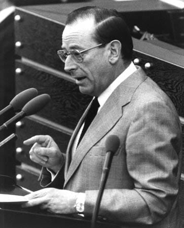 Der CSU-Politiker (hier bei einer Rede im Bundestag als Chef der Bonner Landesgruppe seiner Partei im Jahr 1980) starb nach längerer Krankheit im österreichischen Filzmoos.