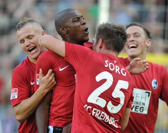 Was für ein irrer Sonntag in der Bundesliga: In Freiburg fallen insgesamt acht Tore. Der SC hat am Ende die Nase vorne und bezwingt Hoffenheim mit 5:3.
