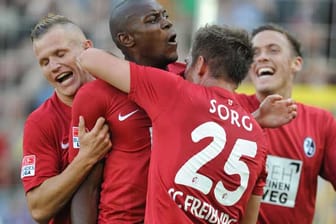 Was für ein irrer Sonntag in der Bundesliga: In Freiburg fallen insgesamt acht Tore. Der SC hat am Ende die Nase vorne und bezwingt Hoffenheim mit 5:3.