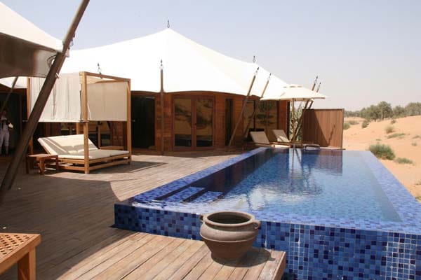 Allerdings bietet die Behausung im Beduinen-Stil alles, was einen Aufenthalt in der Gluthitze der Wüste angenehm macht: einen privaten Pool, Flachbildschirm und Klimaanlage.