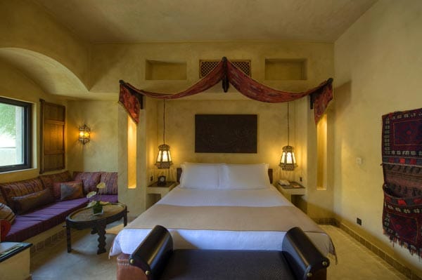 Die luxuriösen Zimmer sind im traditionellen Stil eingerichtet. Die Gäste können zwischen einem direkten Blick auf die Dünen oder dem Ausblick auf den begrünten Garten wählen.