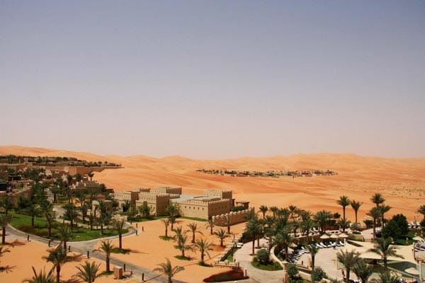 Die Herrscher von Abu Dhabi stammen aus der Wüste - dort, wo die Sonne vom Himmel brennt und regelmäßig Sandstürme über die Dünen fegen. Heute leben sie in klimatisierten Palästen. Doch hin und wieder begeben sie sich auf Spurensuche und das besonders gerne im Fünf-Sterne-Resort "Qasr Al Sarab" am Rande der Rub Al Khali Wüste, auch das "Leere Viertel" genannt.