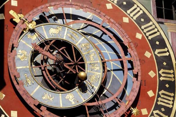 Bern Zeitglockenturm: Als einer der ersten Bauten wurde der frühere Wehrturm nach einem Brand 1405 wieder errichtet und - versehen mit einer frisch gegossenen Glocke - zum zentralen Uhrenturm.
