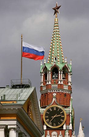 Moskau hat viele Türme. Der Moskauer Kreml hat insgesamt zwanzig, darunter auch den Erlöserturm mit der großen Kreml-Uhr.