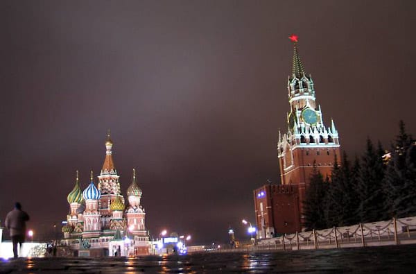 Die Glockenschläge des Uhrenturms auf dem Roten Platz scheinen Russlands Geschichte von Zaren und Kaisern und von "Perestroika und Glasnost" zu erzählen.