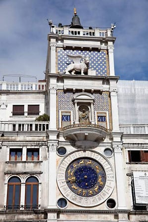 Der Markusplatz in Venedig: Viele Menschen, viele Tauben. Wenn man nicht aufpasst, läuft man glatt am Uhrenturm vorbei.