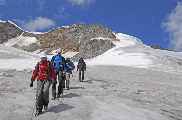 Eine Gruppe Touristen auf dem Weg zur Wildspitze in den Ötztaler Alpen.