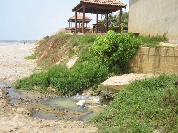 Hotel Afia African Village in Accra/Ghana: "Links und rechts vom Hotelstrand befinden sich Müllkippen, direkt neben einem Pavillon fließt das Abwasser auf den Strand“.