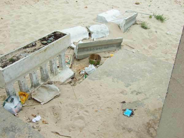 Hotel Delphin El Habib**** in Monastir/Tunesien: Entspannter Badeurlaub sieht anders aus! Müll und Dreck türmen sich am Strand.