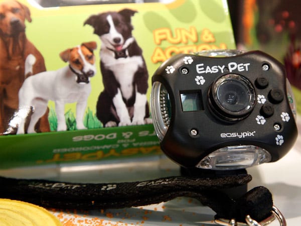 Die Minikamera easypet fuer das Hunde- oder Katzenhalsband mit Foto und Videofunktion.