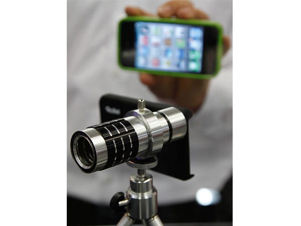 Die Firma Rollei präsentiert in Köln ein zwölffaches Teleobjektiv für das iPhone.