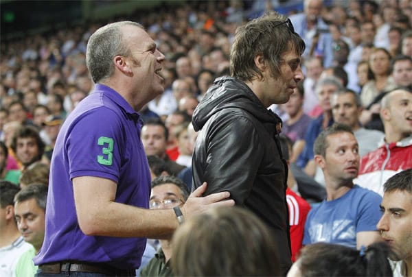 Ex-Oasis-Sänger Liam Gallager musste am 18. September von mehreren Sicherheitsleuten aus dem Estadio Santiago Bernabeu getragen werden. Ex-Oasis-Sänger Liam Gallager musste am 18. September von mehreren Sicherheitsleuten aus dem Estadio Santiago Bernabeu getragen werden.