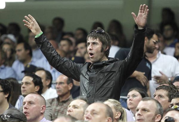 Gallagher freute sich wie ein kleines Kind und küsste sogar einen Wachmann. Doch bald drehte sich das Spiel und damit auch Gallaghers Laune... Gallagher freute sich wie ein kleines Kind und küsste sogar einen Wachmann. Doch bald drehte sich das Spiel und damit auch Gallaghers Laune...