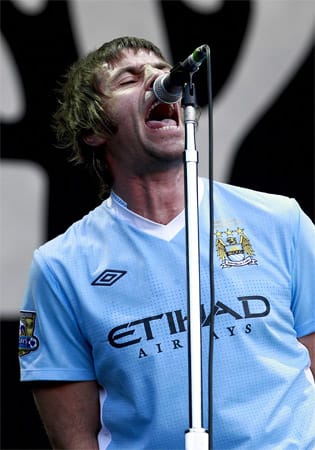 Gallaghers Leidenschaft für Manchester City ist legendär. Nach dem Gewinn der Meisterschaft in der vergangenen Saison sagte der Musiker: "Ich habe geheult wie ein kleines Kind." Gallaghers Leidenschaft für Manchester City ist legendär. Nach dem Gewinn der Meisterschaft in der vergangenen Saison sagte der Musiker: "Ich habe geheult wie ein kleines Kind."