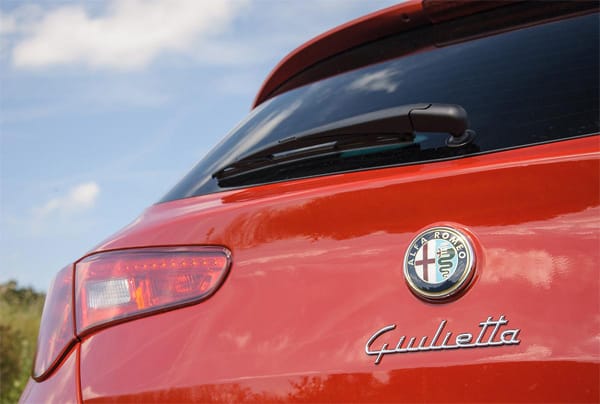 Offiziell kostet der Alfa Romeo Giulietta Quadrifoglio Verde 29.250 Euro Basispreis. Zumindest noch bis Ende September wirbt Alfa allerdings noch mit einem Jubiläumsbonus von 4.300 Euro.