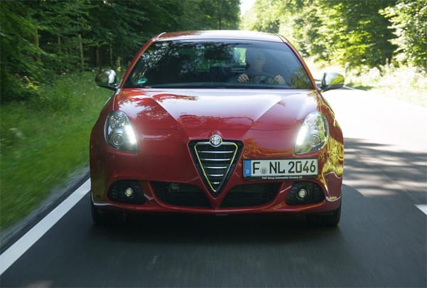 Offiziell braucht die Giulietta 6,8 Sekunden für den Spurt von 0 auf 100 km/h - etwa genau so viel wie der Golf GTI.