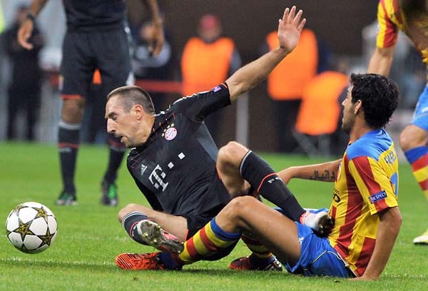Franck Ribéry startet nach überstandener Verletzung wieder auf seiner angestammten Position im linken Mittelfeld - in der Halbzeit muss der Franzose allerdings wegen eines Zwickens im Oberschenkel ausgewechselt werden.