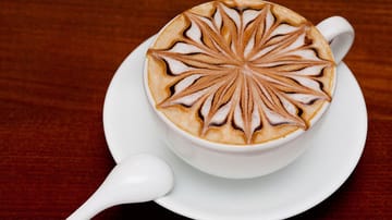 Um einen echten Cappuccino herzustellen, müssen einige Regeln beachtet werden. Die Größe der verwendeten Tassen liegt bei 150 bis 180 Millilitern. Damit reichen Sie gerade für die optimale Portionierung der zwei Teile, aus denen Cappuccino besteht: Espresso und Milchschaum. Die Bestandteile werden zu etwa je einer Hälfte zusammengefügt.
