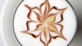 Charakteristisch für Cappuccino ist neben den Zutaten außerdem, dass er eigentlich immer gesüßt getrunken wird. Serviert wird ein typischer Cappuccino üblicherweise in Tassen aus dickem Porzellan oder Steingut. Ein typisches Mischverhältnis der verwendeten Robusta- und Arabica-Kaffeebohnen für Cappuccino liegt bei 10 zu 90 bis hin zu 40 zu 60.