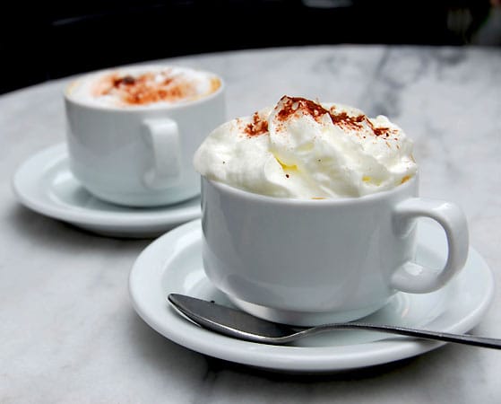 Der Cappuccino in Österreich heißt "Kapuziner". Diese Bezeichnung bezieht sich auf die Kapuze eines Mönchsgewandes, italienisch "cappuccio", die in der Farbe dem braunen Heißgetränk gleicht. Die Idee für den Milchschaum beim Cappuccino soll aber von den Italienern stammen, denn für die österreichische Version ist es typisch, dass man den Kaffee statt mit Schaum mit Sahne krönt, auch "Schlagobers" genannt.