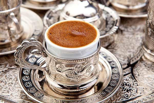 Man gießt den Kaffee mitsamt Kaffeesatz in die Mokka-Tassen – einige Genießer schätzen diesen besonders. Mit Kardamom oder Rosenwasser können Sie das Getränk auf traditionelle Weise verfeinern. Servieren Sie dazu ein kleines Glas Wasser. Das Ergebnis ist echter türkischer Mokka: eine schmackhafte Abwechslung zum sonstigen Kaffee-Einerlei.