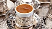 Man gießt den Kaffee mitsamt Kaffeesatz in die Mokka-Tassen – einige Genießer schätzen diesen besonders. Mit Kardamom oder Rosenwasser können Sie das Getränk auf traditionelle Weise verfeinern. Servieren Sie dazu ein kleines Glas Wasser. Das Ergebnis ist echter türkischer Mokka: eine schmackhafte Abwechslung zum sonstigen Kaffee-Einerlei.