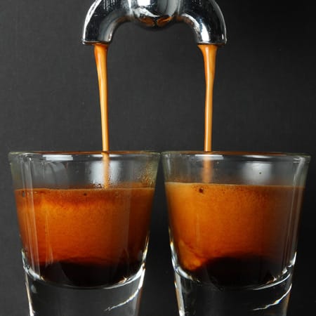 Für Espresso eignet sich besonders eine Siebträgermaschine, die das Kaffeepulver mit hohem Druck bearbeitet. Dazu werden etwa acht Gramm ins Sieb eingefüllt, durchs Sieb gestampft und anschließend noch mit heißem Wasser durchgespült. Die leckere Crema, hängt vom Wasserdruck ab, der mindestens 9 Bar betragen sollte. Ist der Espresso fertig, sollte die Menge ungefähr 25 ml betragen.