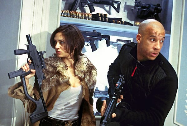 Ein Film, vollgepackt mit Action und der attraktiven Schauspielerin Asia Argento, die die FSB-Agentin Yelena spielt: Zusammen mit Xander Cage (Vin Diesel) versucht Yelena, die russische Untergrundorganisation "Anarchy 99" im Erfolgsfilm "xXx - Triple X" (2002) zu infiltrieren.