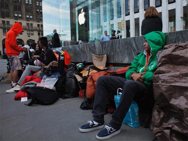 In New York campierten kaufwillige Apple-Fans seit Montag vor dem Apple-Store an der New Yorker 5th Avenue.
