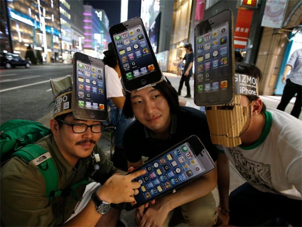Viel Spaß beim Warten vor dem Apple-Store hatten Japaner in Tokio: Sie hatten sich mit selbst gebastelten iPhone-Hüten ausstaffiert.