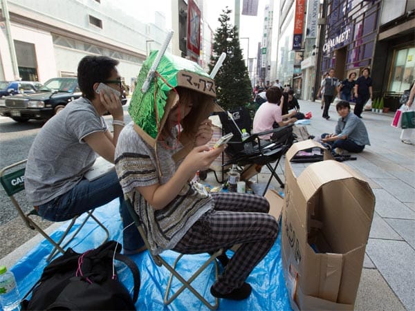 Ob dieser Helm der Japanerin, die vor dem Apple-Geschäft in Tokio ausharrte, gegen Funkstrahlen schützen soll?