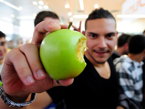 In Mazedoniens Hauptstadt Skopje hält ein Fan ein "selbst gebissenes" Apple-Logo in die Kamera. Der Apple Store dort hat erst vor Kurzem eröffnet.