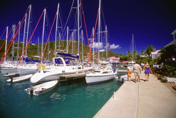 Segelboote gehören zum typischen Anblick auf den British Virgin Islands, denn von Insel zu Insel zu schippern ist ein Muss.