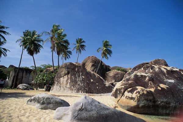 Die Landschaft erinnert mit ihren Felsen teilweise an die Seychellen.