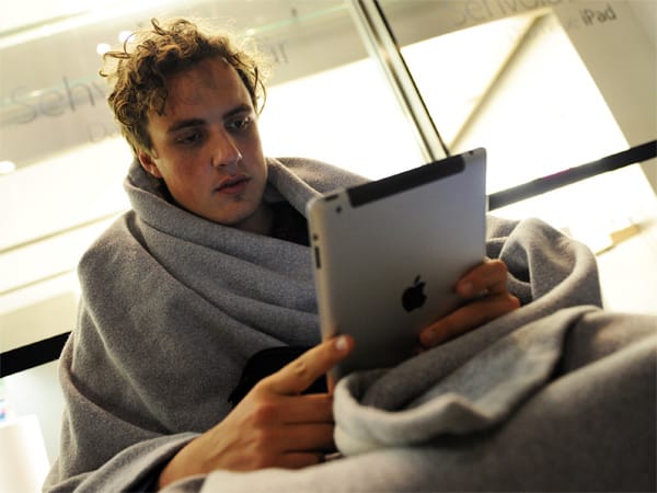 In der Nacht war es vor dem Apple-Store in Hamburg recht frisch, sodass dieser Fan sich in eine Decke gehüllt hatte.
