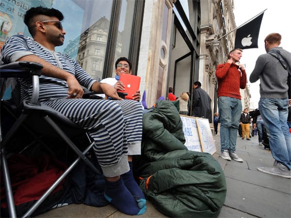 In London saß ein Fan vor dem Apple-Store sogar im Schlafanzug.