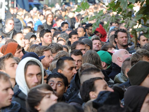 Hunderte Menschen hatten in Frankfurt vor dem Apple-Store in einer langen Schlange auf die Öffnung des Ladens gewartet.