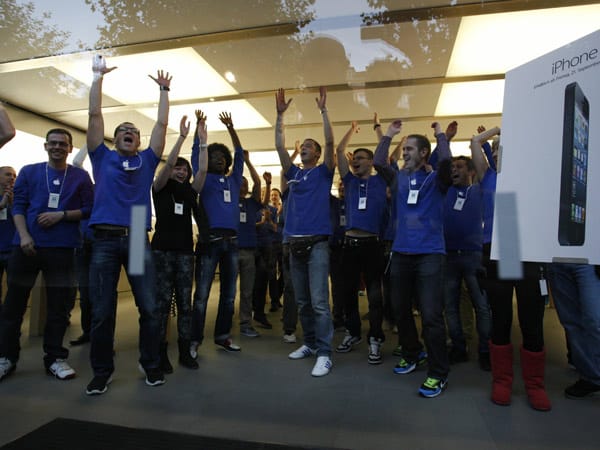 Wie üblich wurden auch dieses Mal die ersten Käufer von jubelnden Apple-Mitarbeitern empfangen, hier im Frankfurter Apple-Store.
