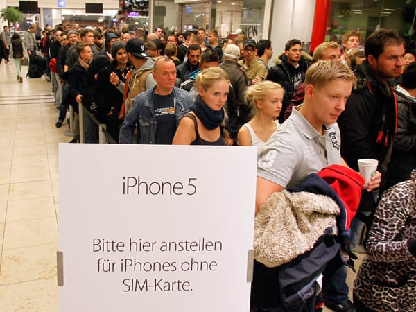 Lange Schlangen auch in Köln: Hunderte von Menschen stehen für das Apple-Smartphone an.