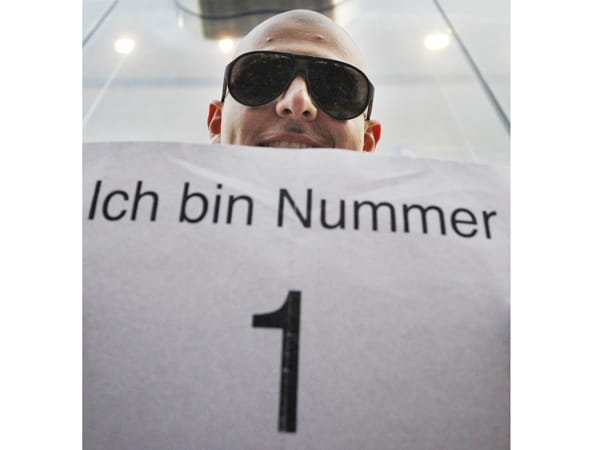 In Frankfurt hatte Okan Yasin den ersten Platz in der Schlange: Er posierte mit einem Zettel mit der Aufschrift "Ich bin Nummer 1".
