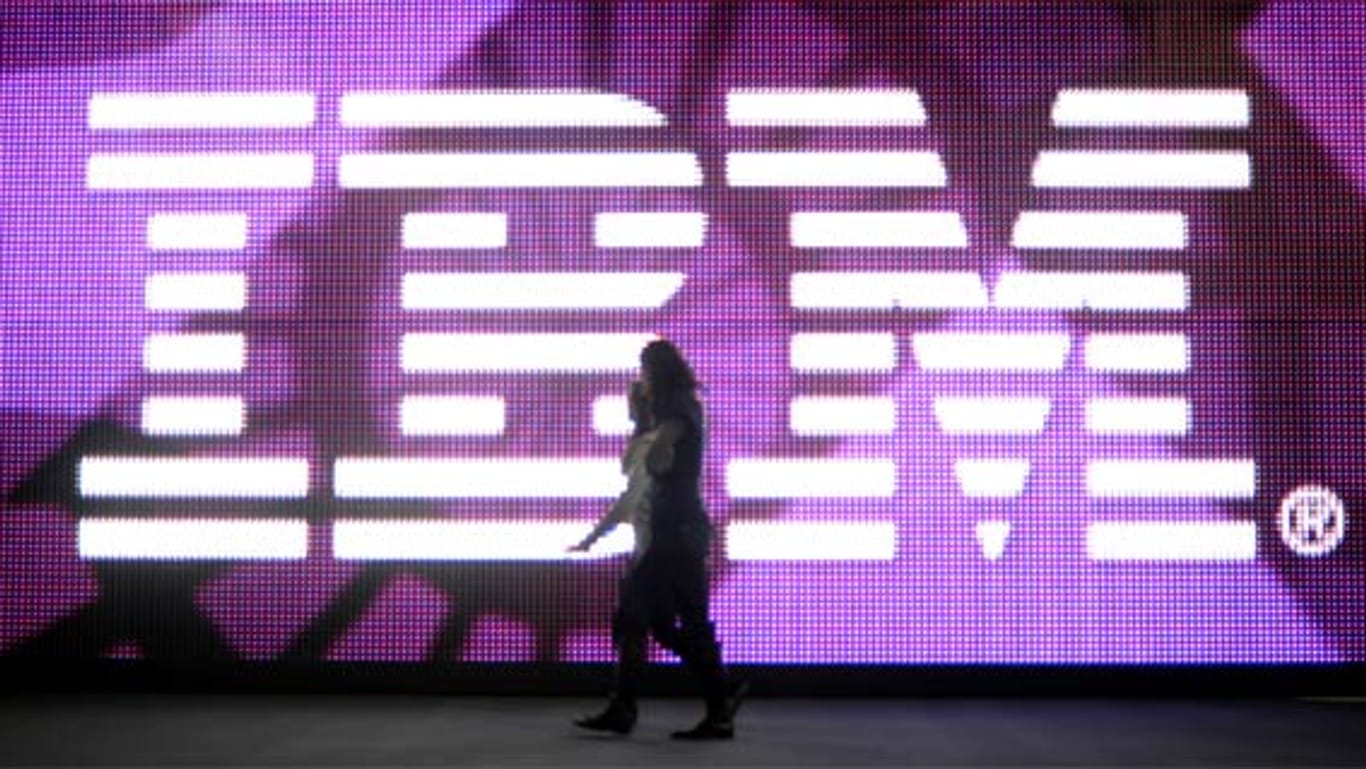 Auch ein weiterer Rivale im IT-Business musste seinen Vorjahresplatz abgegeben. IBM wird als fünft wertvollste Marke der Welt geführt. Der Markenwert verschlechterte sich um 2,4 Prozent auf 51,3 Milliarden Euro.