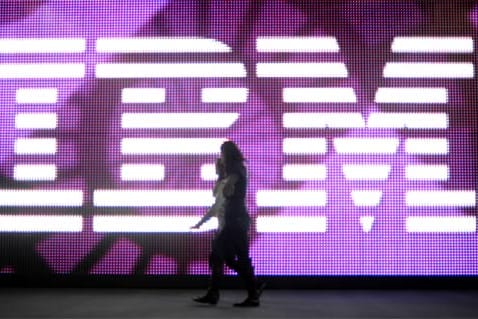 Auch ein weiterer Rivale im IT-Business musste seinen Vorjahresplatz abgegeben. IBM wird als fünft wertvollste Marke der Welt geführt. Der Markenwert verschlechterte sich um 2,4 Prozent auf 51,3 Milliarden Euro.