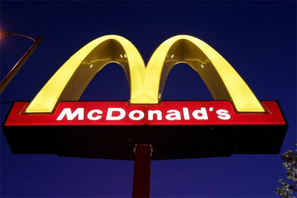 Das güldene M leuchtet heller. Ein Markenwert-Plus von 11,2 Prozent auf knapp 51 Milliarden Euro bescherte McDonald's einen Sprung von Platz 8 auf Rang 6.